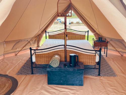 HeerewaardenBell Tent aan de haven的帐篷内的卧室,配有一张床