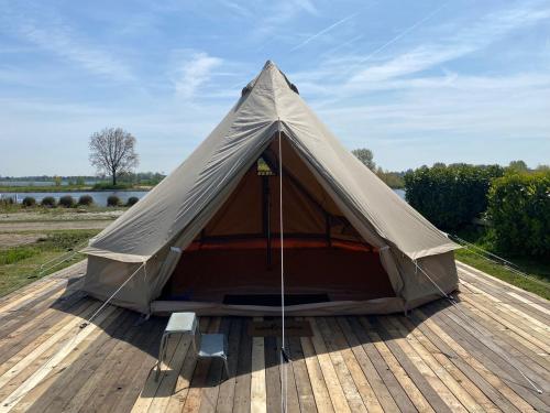 HeerewaardenBell Tent aan de haven的木甲板上的帆布帐篷