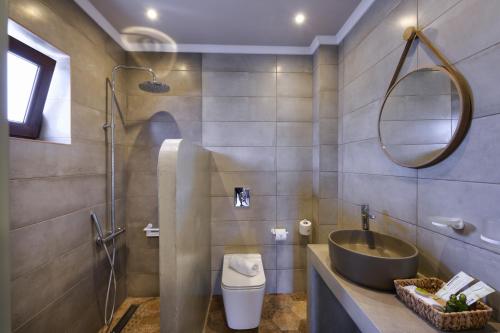 PéramaÁlbero Hotel的浴室配有盥洗池、卫生间和镜子。