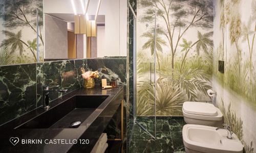 卡利亚里Albergo Diffuso Birkin Castello的一间带水槽和卫生间的浴室