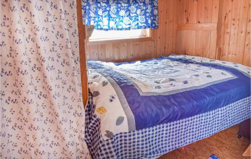Seierstad拉尔维克韦斯特马克度假屋的木床间的小床,带窗帘