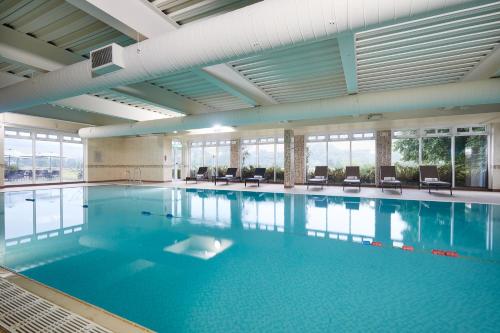 皮布尔斯麦克唐纳德卡德罗纳酒店、高尔夫球场&SPA的蓝色海水大型室内游泳池