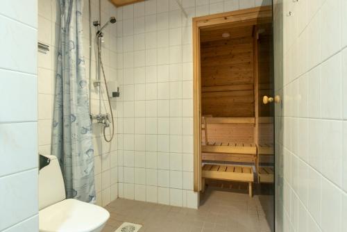 派尔努Villa Andropoff的带淋浴和卫生间的浴室。