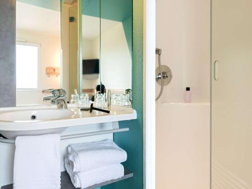 乌尔姆乌尔姆市宜必思快捷酒店的一间带水槽和镜子的浴室
