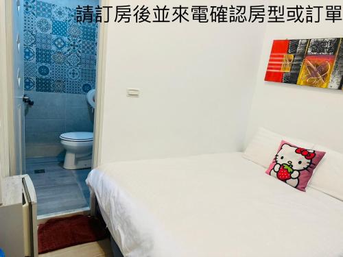南湾海湾旅店的一间小卧室,配有一张床和一个卫生间