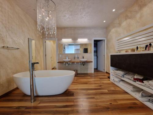梅利哈Azalea Dreams by Santa Marija Estate的一间带大浴缸和水槽的浴室