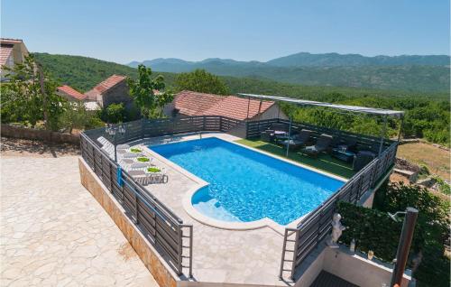SlivnoNice Home In Slivno With Outdoor Swimming Pool的享有别墅内游泳池的顶部景致