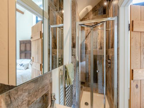 KimptonThe Victorian Stables的带淋浴的浴室和玻璃门
