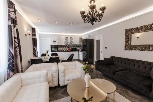 普罗夫迪夫Апартаменти Стефани的客厅配有白色的沙发和桌子