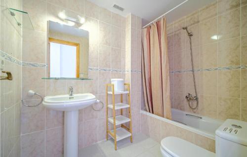 德尼亚Stunning Apartment In Denia With Kitchen的一间带水槽、卫生间和淋浴的浴室