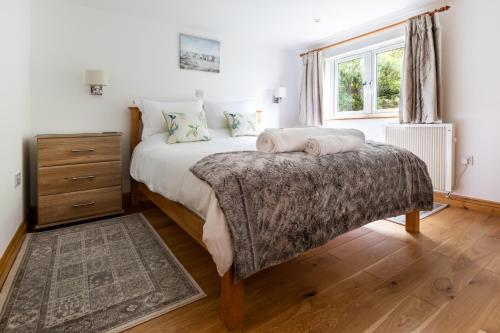 康斯坦丁Merrivale Barn的一间卧室设有一张大床和一个窗户。