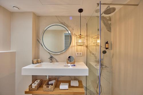 波塔尔斯诺斯Tomir Portals Suites - Adults Only的浴室配有盥洗盆和带镜子的淋浴