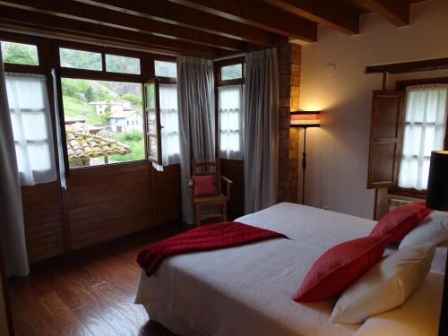 Llerices科拉丁乡村民宿的一间卧室设有一张床和一个大窗户