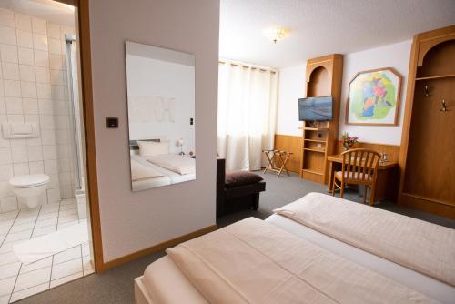 Waldkappel斯特恩兰德酒店的一间酒店客房 - 带一张床和一间浴室