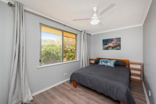 兰斯林Sunset View- Ocean Views的一间卧室设有一张床和一个窗口