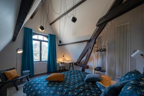 布鲁日Havenhuis Brugge的一间卧室设有一张大床和一个窗户。