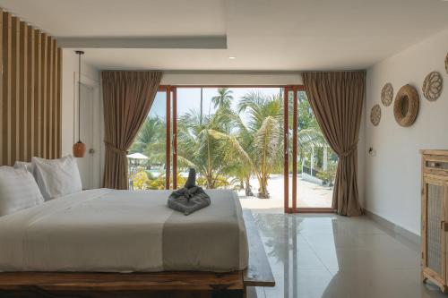 瓜隆岛Anaya Koh Rong的一间卧室设有一张大床和一个大窗户