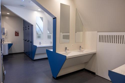 根特埃珀领克旅舍的一间带两个盥洗盆和大镜子的浴室