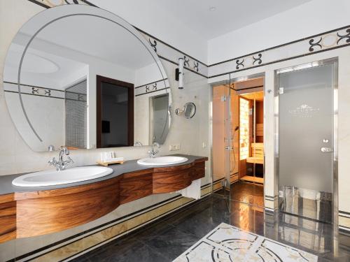 圣彼得堡Helvetia Hotel的一间带两个盥洗盆和大镜子的浴室