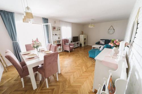 巴贝Lanas Dreamhouse的用餐室以及带桌椅的起居室。