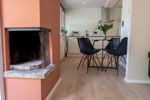 拉纳肯't Bunga huiske的客厅设有壁炉和一些椅子