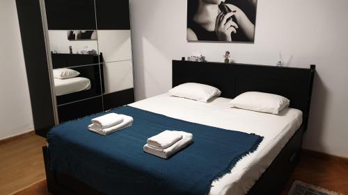 布加勒斯特Old Town Bliss的一间卧室配有一张床,上面有两条毛巾