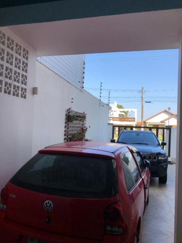 托雷斯Anexo da Cal的车库前的红色汽车