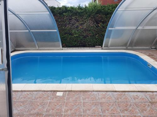 根尼斯迪亚斯Pihenés Háza-Relax Apartmanhaus的游泳池周围设有两个圆顶