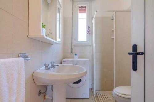 托雷拉皮罗Villa Castiglione的白色的浴室设有水槽和卫生间。