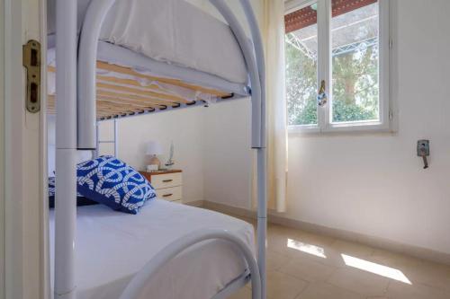 托雷拉皮罗Villa Castiglione的一间卧室配有双层床和窗户。