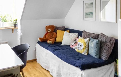 泰比Beautiful Home In Tby With Wifi And 3 Bedrooms的一张带枕头的沙发上的泰迪熊