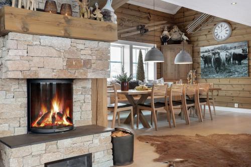 TorvetjørnGuroli - Mountain Lodge的带壁炉的客厅和用餐室