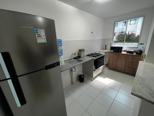 大坎皮纳Apartamentos da Thay的厨房配有不锈钢冰箱和水槽