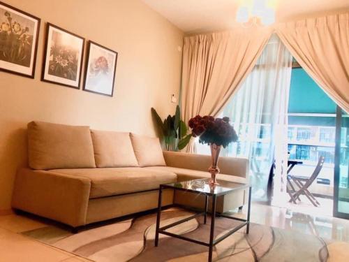 莎阿南Dzora Vista Alam的客厅配有沙发和桌子