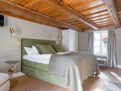 特鲁萨Villa Vega的一间卧室设有一张大床和木制天花板