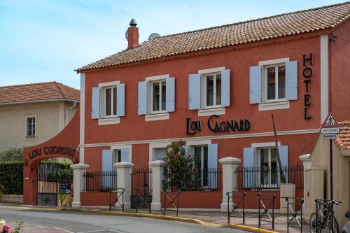 圣特罗佩Lou Cagnard的红色的建筑,上面标有读过La corona的标志