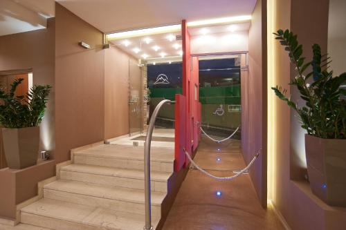 特尔斐尼蒂默斯酒店的走廊设有楼梯和滑动玻璃门