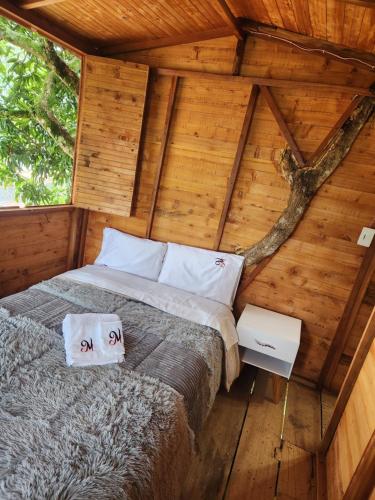 金巴亚Villa Mimosa Finca Hotel的树屋的卧室,配有床