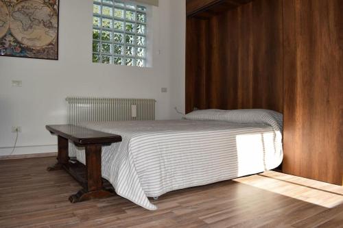 锡莱阿Open space Villa Miani的一张带木桌的床铺