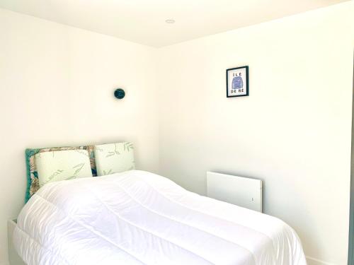 滨海拉库阿尔德CAPUCINE Jolie maison proche Plage的白色卧室配有白色床单