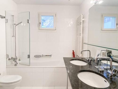 锡尔斯玛丽亚4 1/2 Room Maisonette Apartment with great views的一间带两个盥洗盆、淋浴和卫生间的浴室