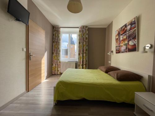 BouloireAuberge du Château的一间卧室设有一张绿色的床和一个窗户。