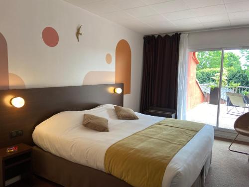 蒙蒂尼Logis Hôtel & Restaurant - Le Relais de Montigny的一间卧室设有一张床和一个大窗户