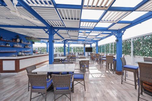 开罗金卡文酒店的餐厅设有蓝色横梁和桌椅