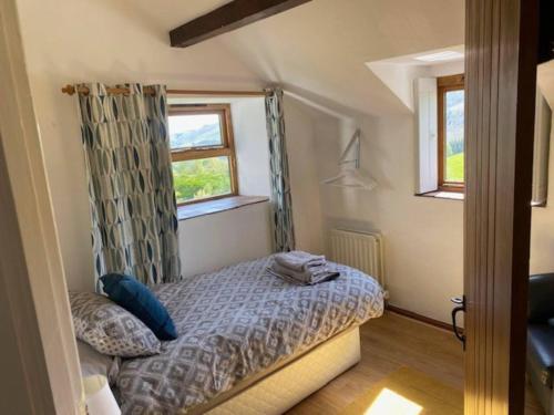 HirnantTranquil 3-Bed Cottage Near Lake Vyrnwy的一间小卧室,配有床和窗户