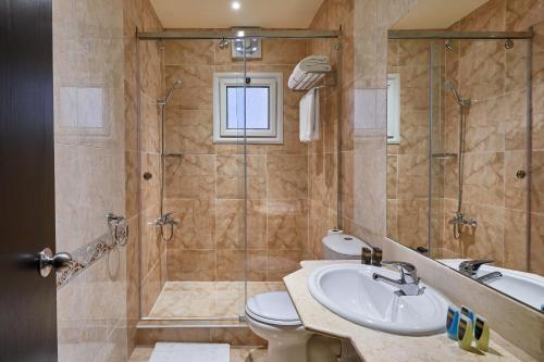 开罗金卡文酒店的浴室配有卫生间、盥洗盆和淋浴。