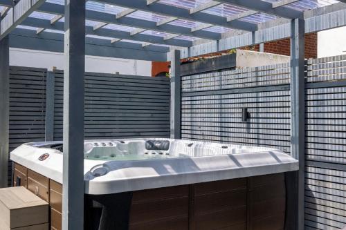大雅茅斯Exclusive House with Canadian Hot Tub的大楼内带浴缸的浴室