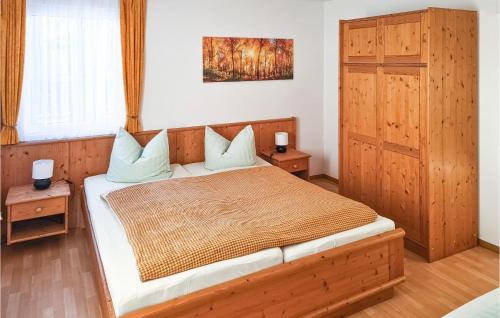Eichigt2 Bedroom Awesome Home In Eichigt-ot Sssebach的一间卧室配有木床和2个床头柜