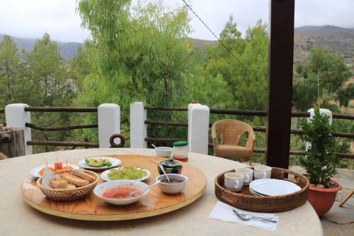 阿尔么丽亚El Marqués, magnífica casa rural con piscina的餐桌上放着一碗食物的桌子,享有美景