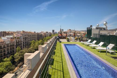 巴塞罗那Occidental Diagonal 414的建筑物屋顶上的游泳池